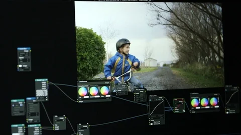 3D Animator Creating Scene with Robot in Software Vídeo Stock 83946815