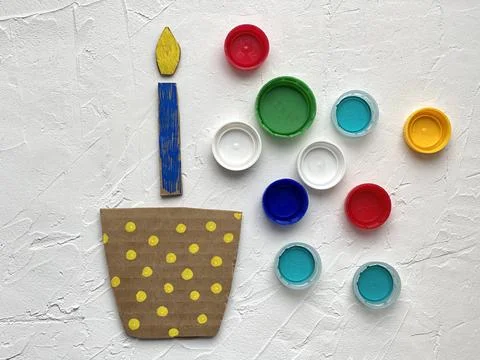 3d application training made of recycled cardboard and plastic lids, cake Stock-Fotos