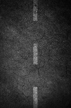 3D Crack asphalt texture with white dashed line Illustrazione stock