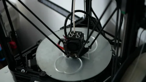 3D diy printer printing plastic mechanical parts . Video stock 116095801