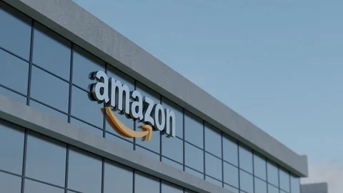 3D Hyperlapse of Amazon Logo Office Building Evening Stockbeeldmateriaal 108627502