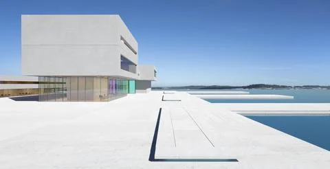 3D Modern architecture with a pond Ilustración de archivo