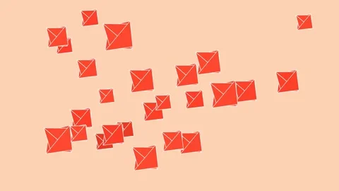 3D motion graphic consisting of numerous sharp, red triangular prisms that shift 動画素材 338388169