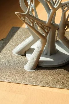 3D printed tree with delicate branches and sturdy supports on a crafting table Foto stock