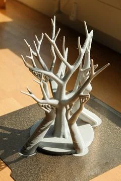 3D printed tree model with intricate branches and supports on a printing plate 库存照片