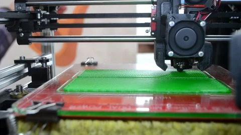 3D printer. 3d printer printing close-up. Molten plastic flowing out of extruder 库存影片 237571176