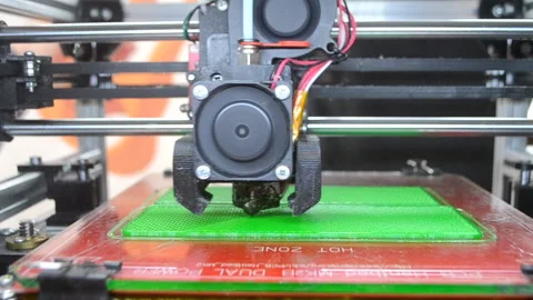 3D printer. 3d printer printing close-up. Molten plastic flowing out of extruder 库存影片 238017760