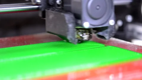 3D printer. 3d printer printing close-up. Molten plastic flowing out of extruder 库存影片 241184680