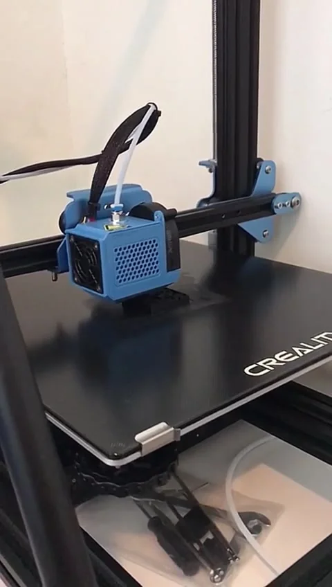 3D Printer in Action Printing a Black Item with Moving Print bed 스톡 동영상 340531364