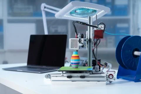 3D printer and computer on the table 스톡 사진