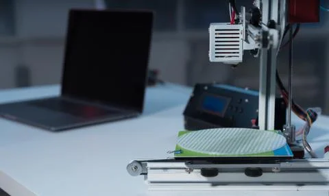3D printer and computer on the table 스톡 사진