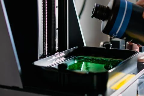 3d printer and its resin tank for filling and printing Foto stock