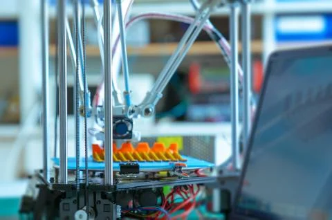 3D printer and notebook on table Foto stock