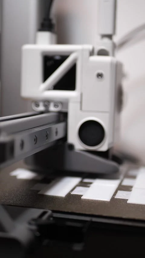 3D printer head printing white parts on build plate, additive manufacturing Stock Footage 342521287