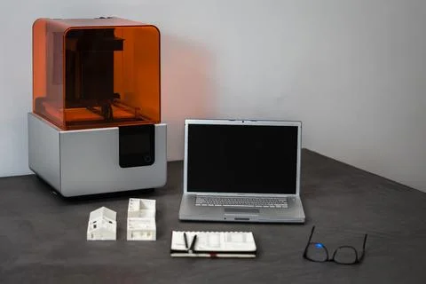 3D printer laptop mass model on an office table Foto stock