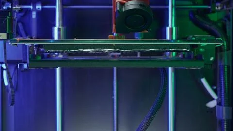 A 3D printer masterfully brings to life a spare part of your order. The process Foto stock