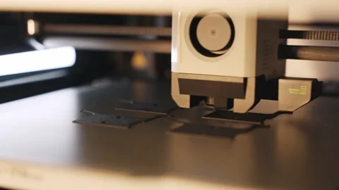 3D Printer Nozzle Printing Object on Build Plate Stockbeeldmateriaal 337189986