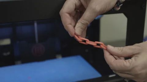 3D Printer Playing with Printed Chain 4K Vidéo 40756516