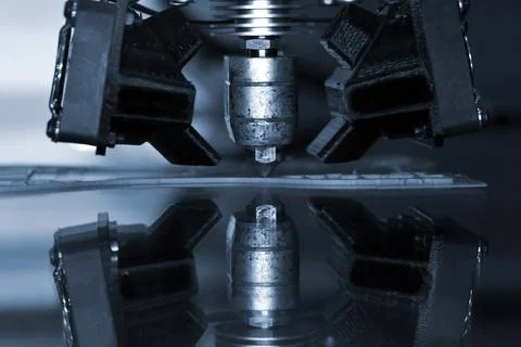 3D printer print isolated objects on mirror reflective surface close-up. Foto stock