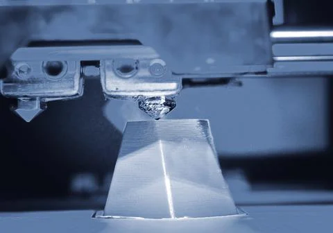 3d printer printing blue gray faceted geometric shapes blue background 스톡 사진