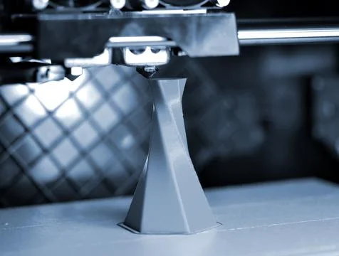 3D printer printing isolated volume triangular object blue gray color Foto stock