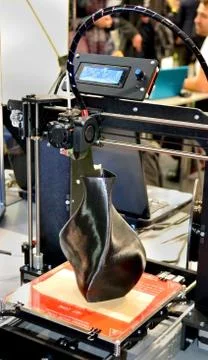 3D printer printing a model in the form of black vase close-up. Foto stock