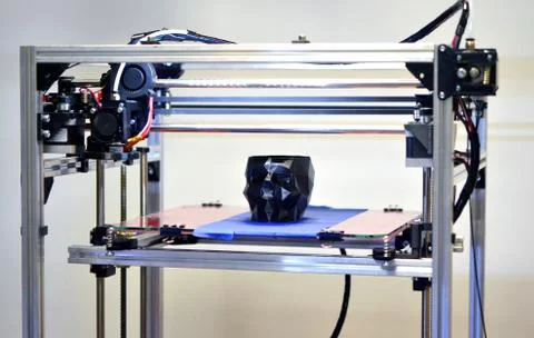 3D printer printing a model in the form of black skull close-up Foto stock