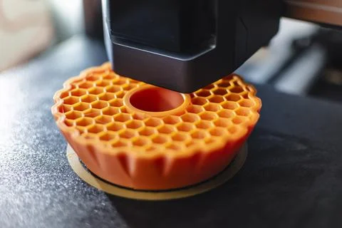 3d printer printing an object on the tray with pla filament, corn starch, n.. Stockfoto's