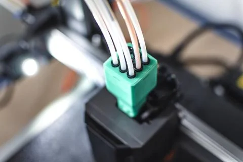 3d printer printing an object on the tray with pla filament, corn starch, n.. Stockfoto's