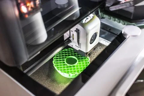 3d printer printing an object on the tray with pla filament, corn starch, n.. Foto stock