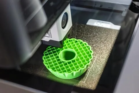 3d printer printing an object on the tray with pla filament, corn starch, n.. 库存照片