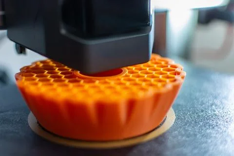 3d printer printing an object on the tray with pla filament, corn starch, n.. 스톡 사진