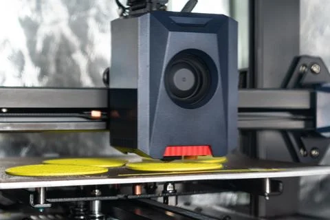 3d printer printing an object on the tray with pla filament, corn starch, n.. 库存照片