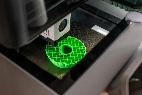 3d printer printing an object on the tray with pla filament, corn starch, n.. Stockfoto's