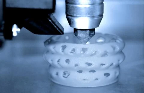 3d printer printing objects blue gray color form closeup. Foto stock