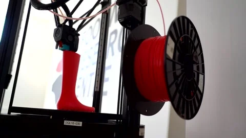 3D printer printing plastic last shoe prototype from red filament 스톡 동영상 149990809