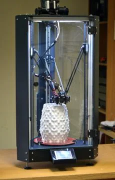 3d the printer prints an object in the form of a white abstract vase 스톡 사진
