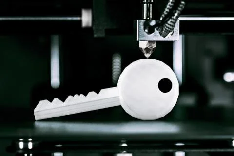 3D printer prints out a key, concepts such as advanced locksmith 库存照片