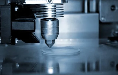3D printer prints from the plastic figure closeup. 3D printer makes blue model Foto stock