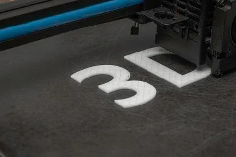 3D printer prints the word 3D with white filament PLA Foto stock
