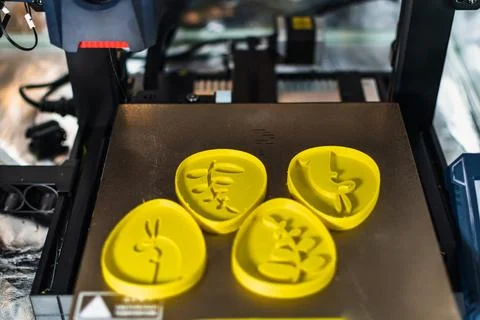 3d printer with some objects on the tray printed with pla filament Stockfoto's