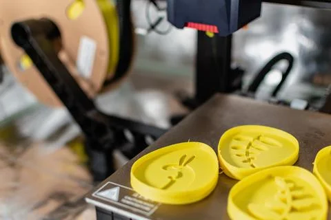 3d printer with some objects on the tray printed with pla filament Foto stock