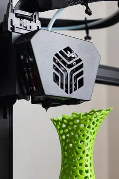 3d printer with a vase printed with pla filament Stockfoto's