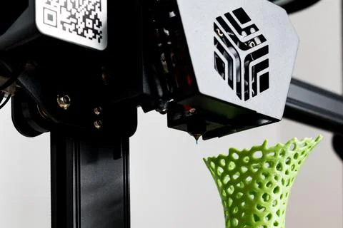 3d printer with a vase printed with pla filament Stockfoto's