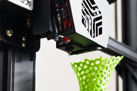 3d printer with a vase printed with pla filament 스톡 사진