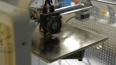 3D printer working and printing little plastic parts in layers overlaying the Vídeo Stock 110772107