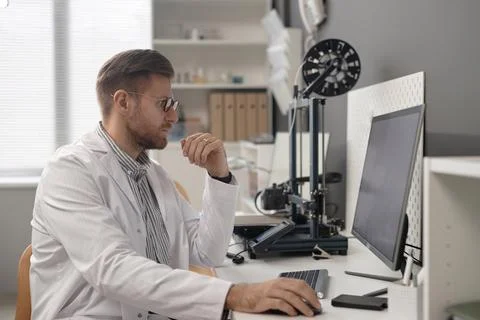 3D Printing Engineer Working on Computer Foto stock