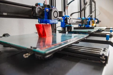 3D printing in progress. High quality photo of printers working in a row. Foto stock