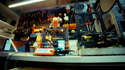 3D Printing Workshop Sweeping Overview, High Angle to Eye-Level Camera Movement Vidéo 300659804