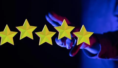 3D render of 5 star rating near a hand Illustrazione stock